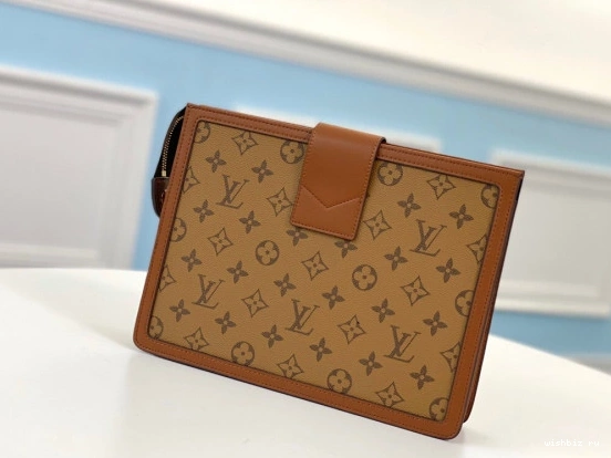 WIS VUITTON LOUIS CHANELUTCH 0823